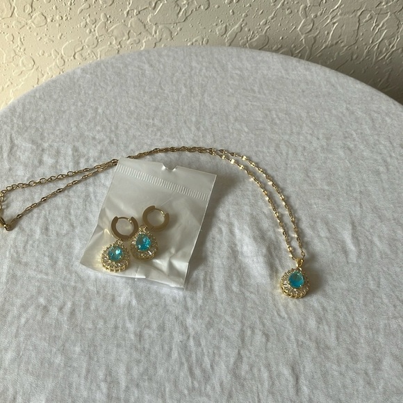 Unbranded: Ocean Blue Color with Rhinestones Fold Tone Necklace & Earrings - Picture 1 of 16